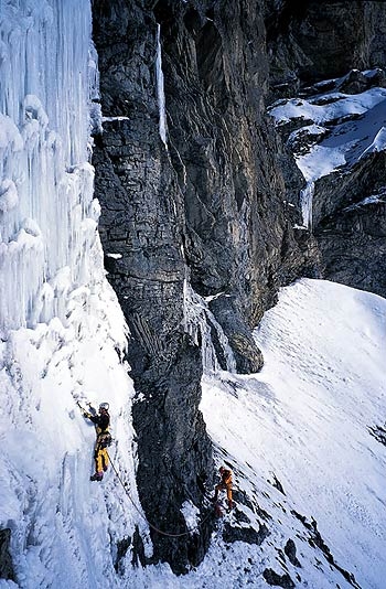 Val di Livigno cascate di ghiaccio - Val di Livigno: Mario Sertori sul primo tiro di Tropical