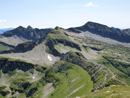 Via Alta Idra Ticino Svizzera - Via Alta Idra, il trekking in Ticino, Svizzera: Cima Lunga, Cima di Bri, sullo sfondo Poncione Rosso