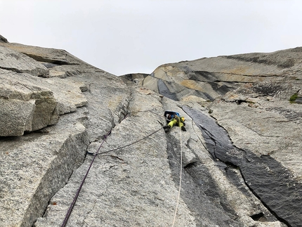 Kiris Peak, Karakorum, Pakistan - Water World Kiris Peak: climbing the crack system