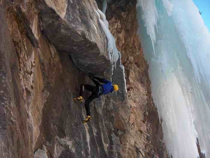 Vallone Arnas cascate di ghiaccio Piemonte - Vallone di Arnas: Riccardo Ollivieri su Quinto elemento.