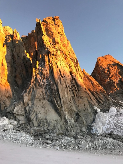 Significant rockfall on Trident du Tacul in Mont Blanc massif