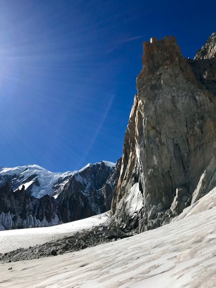 Trident du Tacul Monte Bianco - La frana del Trident du Tacul, massiccio del Monte Bianco, fotografata da Roger Schaeli il 26/09/2018