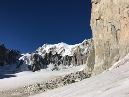 Trident du Tacul Monte Bianco - La frana del Trident du Tacul, massiccio del Monte Bianco, fotografata da Roger Schaeli il 26/09/2018