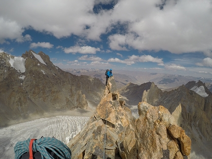 Chareze Ri North, Rangtik valley, India, Davide Limongi, Federico Martinelli, Enrico Mosetti, Federico Secchi, Luca Vallata - Chareze Ri North: Federico Martinelli on the ridge, heading to the main summit