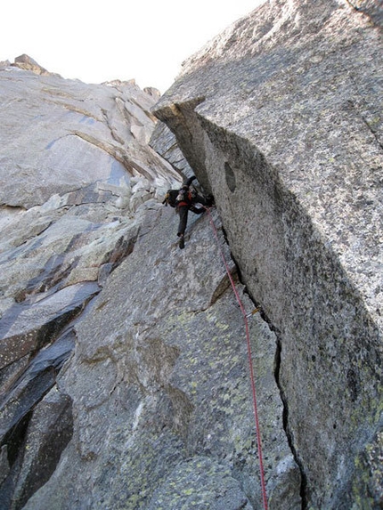 Nostradamus, Aiguille des Pélerins (Monte Bianco) - La fessura che conduce sulla grande cengia