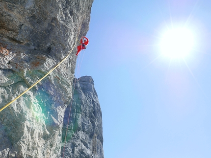 Wenden Matteo Della Bordella - Matteo Della Bordella su Polenta con farina degli altri, Reissend Nollen, Wenden, Svizzera. Iniziata da Kaspar Ochsner e Ueli Steck nei primi anni 2000, è stata terminata da Della Bordella, Dimitri Anghileri, Paolo Spreafico.