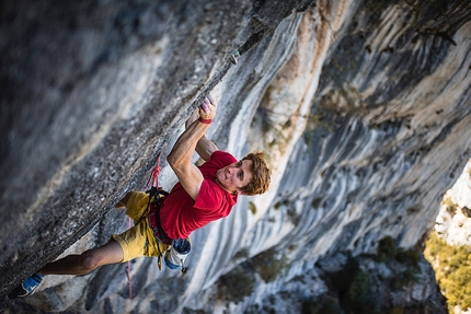 Gole del Verdon, arrampicata, Sébastien Bouin - Gole del Verdon: Sébastien Bouin su La cote d’usure 9a+ a La Ramirole. Il climber francese aveva chiodato la via di 60 metri 9 anni fa.