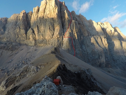 Marmolada, Dolomiti, Nikolaj Niebuhr - La Via Bettega - Tomasson, Punta Penia, Marmolada, Dolomiti. In basso il Bivacco dal Bianco al Passo Ombretta