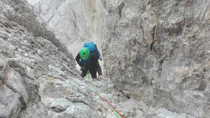 Marmolada, Dolomiti, Nikolaj Niebuhr - Marmolada Via Bettega - Tomasson: Nikolaj Niebuhr climbing through the chimneys