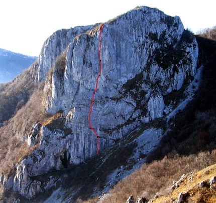 Corni di Canzo, Luca Schiera, Davide Pontiggia - Geotecnica su Corno Orientale di Canzo, Corni di Canzo, Prealpi Lombarde Occidentali (Davide Pontiggia, Luca Schiera). Sulla parete ci sono altre vie interessanti come la storica Don Arturo Pozzi (200m 7c+ o A1) o la più frequentata Stella Alpina (100m 6a+ A1).