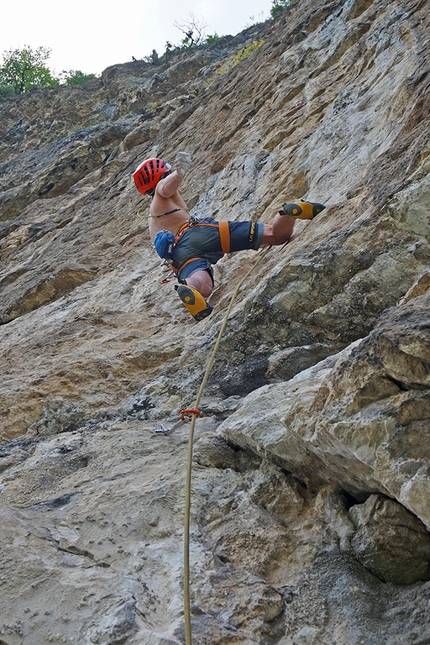 Alessandro Larcher, arrampicata, Trento - Alessandro Larcher a-vista su Ne Veden, Parete di Sardagna - Scudo degli Accademici, Trento