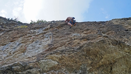 Alessandro Larcher, arrampicata, Trento - Alessandro Larcher a-vista su Ne Veden, Parete di Sardagna - Scudo degli Accademici, Trento