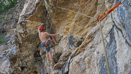 Alessandro Larcher, arrampicata, Trento - Alessandro Larcher a-vista sul quarto tiro di Ne Veden, Parete di Sardagna - Scudo degli Accademici, Trento