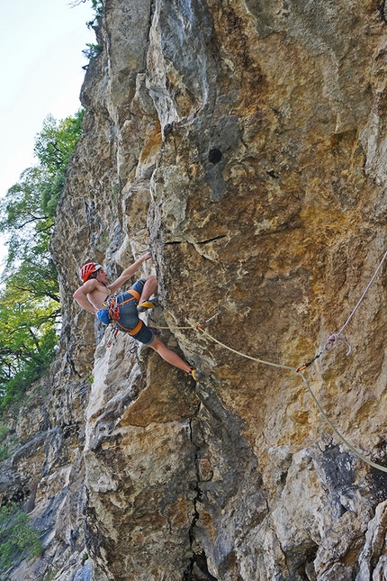 Alessandro Larcher, arrampicata, Trento - Alessandro Larcher a-vista sul quarto tiro di Ne Veden, Parete di Sardagna - Scudo degli Accademici, Trento