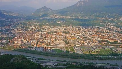 Alessandro Larcher, arrampicata, Trento - La vista su Trento dalla Parete di Sardagna - Scudo degli Accademici