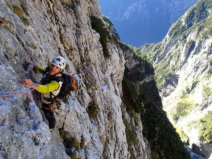 Pale di San Lucano, Dolomiti - Via Irene Prima Pala di San Lucano: Diego Toigo arrivando alla quarta sosta 