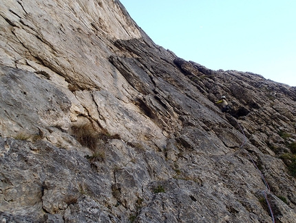 Pale di San Lucano, Dolomiti - Via Irene Prima Pala di San Lucano: Diego Toigo giocando con i lastroni del secondo tiro 