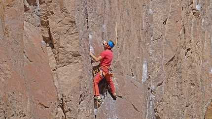 Patagonia Piedra Parada, Luca Giupponi, Rolando Larcher, Nicola Sartori - Nicola Sartori in arrampicata a Piedra Parada in Patagonia