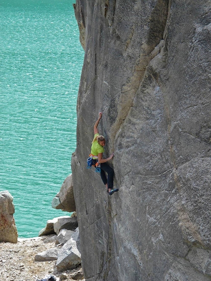 Federica Mingolla, Valle Orco, arrampicata - Federica Mingolla in arrampicata al su un 7c+ nella falesia Atlandide in Valle dell'Orco. Questa falesia viene sommersa dal lago quando è estate ed esce di nuovo alla luce quando lo svuotano a partire dall'autunno. Questo è il motivo per cui si chiama Atlandide