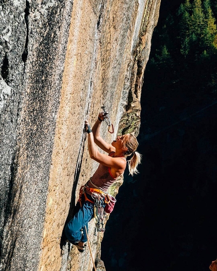 Federica Mingolla, Valle Orco, climbing - Federica Mingolla climbing in Valle dell'Orco: on the masterpiece Attacco dei cloni up Sergent, 7b+ trad