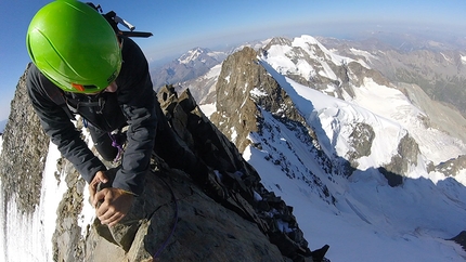 Montagna che cambia pelle, alpinismo, Michele Comi - La cresta sommitale del Bernina, ormai quasi completamente priva di neve.