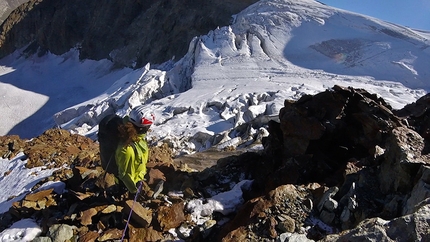 Montagna che cambia pelle, alpinismo, Michele Comi - Seracchi incombenti della Vadret da Pers osservati dallo sperone Nord Ovest del Cambrena 3606m