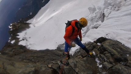 Montagna che cambia pelle, alpinismo, Michele Comi - Ultima doppia consente di superare la grande crepaccia terminale scendendo dalla 'Corda Molla' al Disgrazia