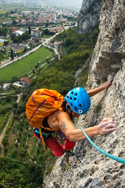 Via Mescalito Arco, Monte Colodri - Mescalito sulla Rupe Secca, Monte Colodri: Sara Mastel reaching the belay after the traverse across the ledge on pitch 4 (6a)