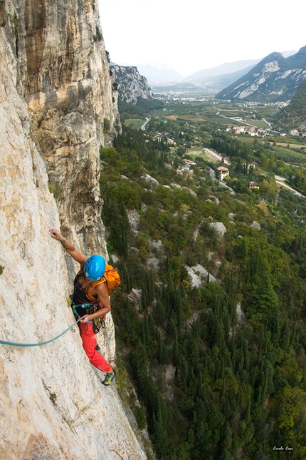 Via Mescalito Arco, Monte Colodri - Mescalito sulla Rupe Secca, Monte Colodri: Sara Mastel on pitch 5 (6b). This begins with a beautiful corner before finishing up a technical slab