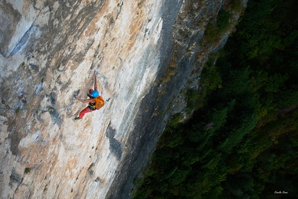 Via Mescalito Arco, Monte Colodri - Mescalito sulla Rupe Secca, Monte Colodri: Sara Mastel sulla fantastica placca del sesto tiro (6c+)