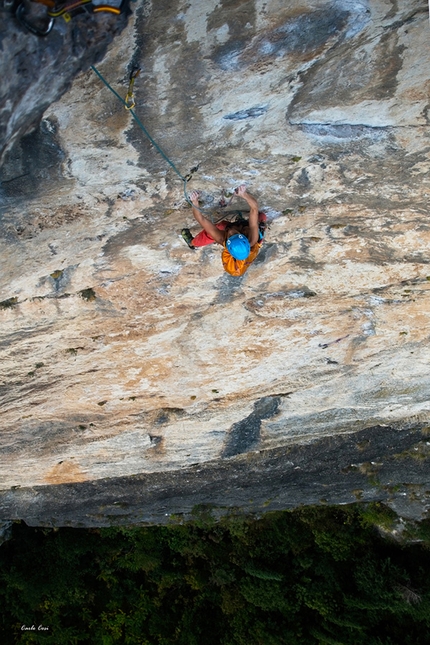 Via Mescalito Arco, Monte Colodri - Mescalito sulla Rupe Secca, Monte Colodri: Sara Mastel sulla fantastica placca del sesto tiro (6c+)