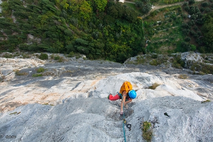 Via Mescalito Arco, Monte Colodri - Mescalito sulla Rupe Secca, Monte Colodri: Sara Mastel sulla placca a buchi del settimo tiro (6a)