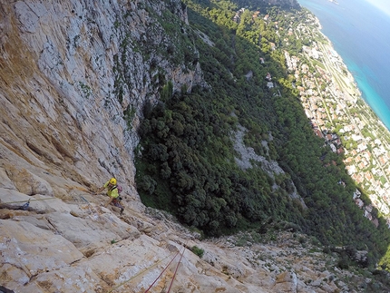 Ombra Silenziosa, Palermo Sicilia, Addaura, Luigi Cutietta, Maurizio Oviglia, Eugenio Pinotti  - Luigi Cutietta su Ombra Silenziosa, parete nord dell'Addaura, Monte Pellegrino (Palermo) durante la prima ripetizione e prima libera insieme a Maurizio Oviglia e Eugenio Pinotti 10/2018