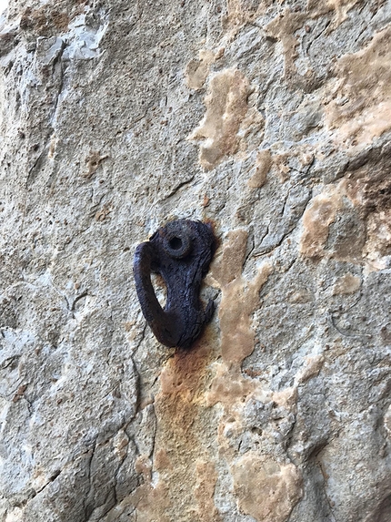 Ombra Silenziosa, Palermo Sicilia, Addaura, Luigi Cutietta, Maurizio Oviglia, Eugenio Pinotti  - Spit originale di Ombra Silenziosa, aperta nel 1993 da Roby Manfrè sulla parete nord dell'Addaura (Palermo): prima ripetizione e prima libera Luigi Cutietta, Maurizio Oviglia, Eugenio Pinotti 10/2018