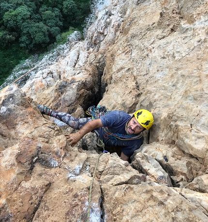 Ombra Silenziosa, Palermo Sicilia, Addaura, Luigi Cutietta, Maurizio Oviglia, Eugenio Pinotti  - Grinta, cattiveria o richiesta di pietà? Luigi Cutietta nei camini bagnati della parte centrale di Ombra Silenziosa, parete nord dell'Addaura, Monte Pellegrino, (Palermo)