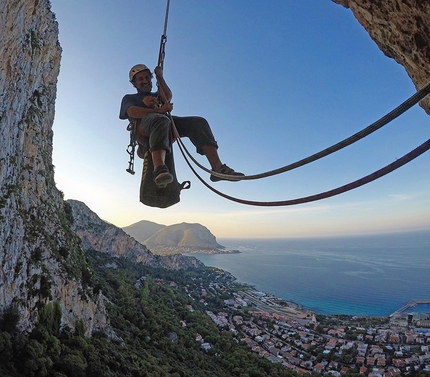 Ombra Silenziosa, Palermo Sicilia, Addaura, Luigi Cutietta, Maurizio Oviglia, Eugenio Pinotti  - Eugenio Pinotti durante le doppie di Ombra Silenziosa, parete nord dell'Addaura, Monte Pellegrino (Palermo). Sullo sfondo Mondello e Monte Gallo