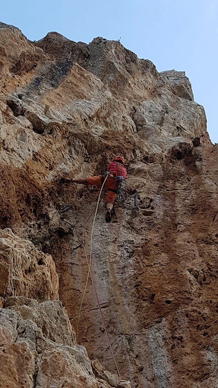 Ombra Silenziosa, Palermo Sicilia, Addaura, Luigi Cutietta, Maurizio Oviglia, Eugenio Pinotti  - Maurizio Oviglia combatte con lo strapiombante diedro finale in libera di Ombra Silenziosa, parete nord dell'Addaura - Monte Pellegrino (Palermo)