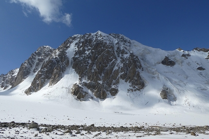 Kyrgyzstan Djangart Range - Mountains in the Djangart Range in Kyrgyzstan: unclimbed peak at the end of the N2 glacier