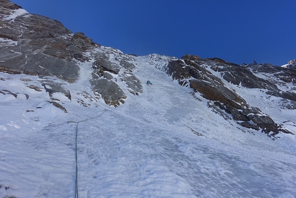 Kirghizistan Djangart Range, Line van den Berg, Wout Martens - Pik Alexandra parete nord: Line van den Berg sale uno dei tiri di ghiaccio 80°