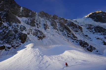 Kirghizistan Djangart Range, Line van den Berg, Wout Martens - Pik Alexandra parete nord: Wout Martens alla base della via