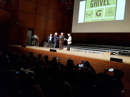 Reinhold Messner - Reinhold Messner riceve da Gioachino Gobbi, patron della Grivel, una piccozza celebrativa dei 200 anni della storica azienda di Courmayeur.