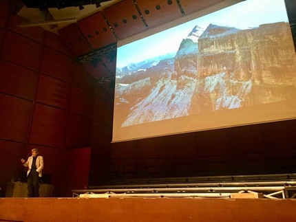 Reinhold Messner - Reinhold Messner alla serata L'assassinio dell'impossibile a Milano. Alla sue spalle il Sass dla Crusc in Dolomiti