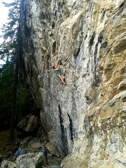 Crap de Tureglia - Crap de Tureglia: Caterina Bassi climbing La chica poderosa