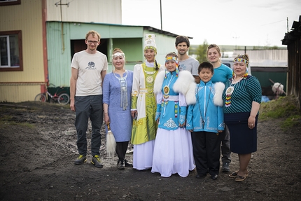 Sundrun Pillars Siberia, Kilian Fischhuber, Robert Leistner, Galya Terenteva - Sundrun Pillars Siberia: Kilian Fischhuber, Robert Leistner, Galya Terenteva con la gente del posto