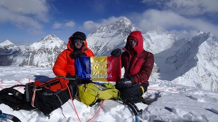 Pumori, Romica Popa, Zsolt Torok, Teofil Vlad - Pumori SE Face: Romeo Popa and Teofil Vlad on the summit. Everest, Lhotse and Nuptse in the background