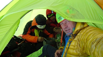 Pumori, Romica Popa, Zsolt Torok, Teofil Vlad - Pumori SE Face: Romeo Popa, Teofil Vlad and Zsolt Torok sharing a minimalist, 1 kg 2 person tent