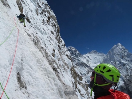 Pumori, Romeo Popa, Zsolt Torok, Teofil Vlad - Pumori parete NE: Zsolt Torok & Teofil Vlad. Everest, Lhotse e Nuptse sullo sfondo