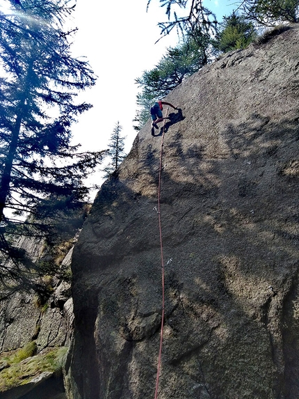 Valle Orco arrampicata plaisir - Valle dell'Orco: Masso della Riscoperta