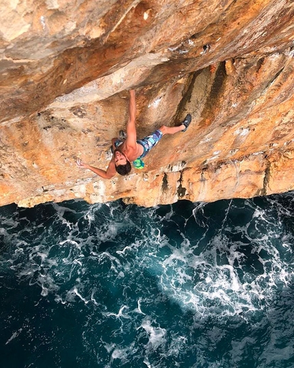 Jernej Kruder - Jernej Kruder su Salty beverage, un deep water solo di 8b/+ a Cala Sa Nau., Maiorca