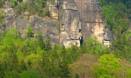 Labak, arrampicata sull'arenaria della Repubblica Ceca - Labak: scalatori sulla riva destra, visti dalla riva sinistra Dolni Zleb
